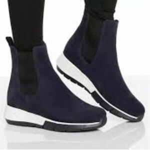 La Canadienne Women's Newport Waterproof Chelsea Boots, Navy, Size 6.5